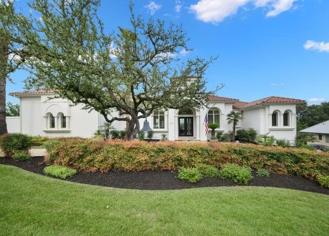 5-bedroom rental at 34 Galleria Drive in San Antonio, TX — photo 1