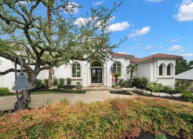 5-bedroom rental at 34 Galleria Drive in San Antonio, TX — photo 2