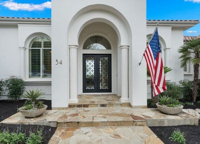 5-bedroom rental at 34 Galleria Drive in San Antonio, TX — photo 3