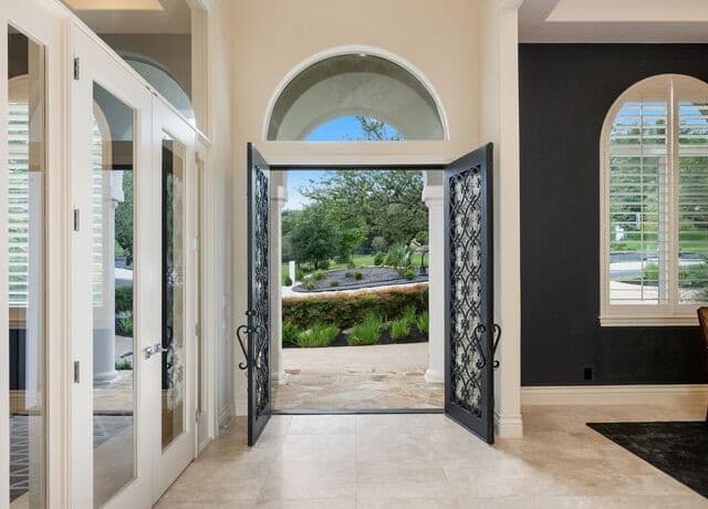 5-bedroom rental at 34 Galleria Drive in San Antonio, TX — photo 5