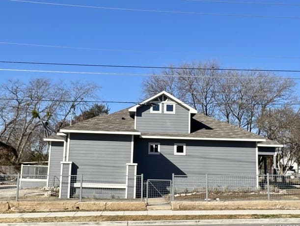4-bedroom rental at 800 W Russell Pl in San Antonio, TX — photo 2