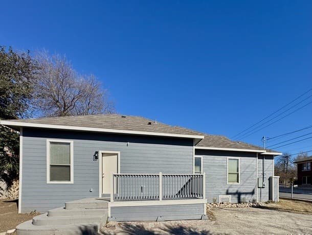 4-bedroom rental at 800 W Russell Pl in San Antonio, TX — photo 3