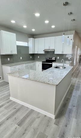 4-bedroom rental at 800 W Russell Pl in San Antonio, TX — photo 4