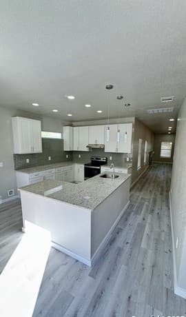 4-bedroom rental at 800 W Russell Pl in San Antonio, TX — photo 5