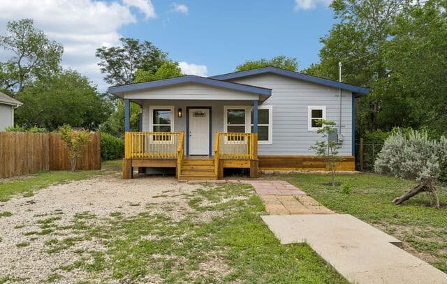 3-bedroom rental at 426 Ike St in San Antonio, TX — photo 1