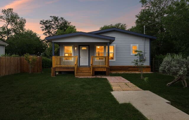 3-bedroom rental at 426 Ike St in San Antonio, TX — photo 2