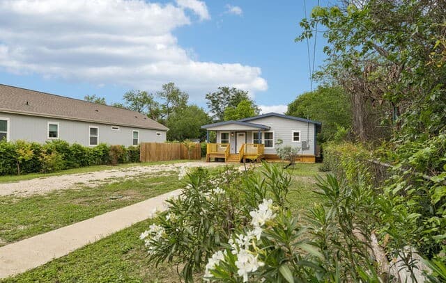 3-bedroom rental at 426 Ike St in San Antonio, TX — photo 3