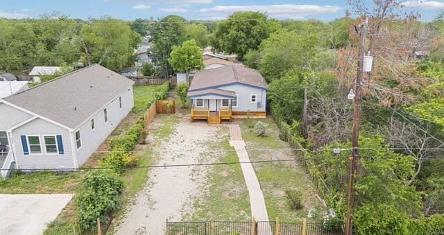 3-bedroom rental at 426 Ike St in San Antonio, TX — photo 4