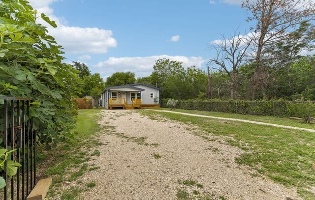 3-bedroom rental at 426 Ike St in San Antonio, TX — photo 5
