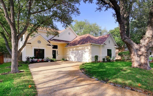 5-bedroom rental at 1165 Mesa Blanca in San Antonio, TX — photo 1