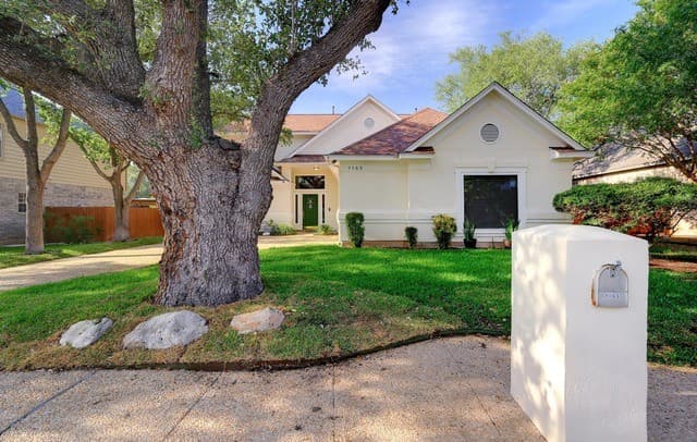5-bedroom rental at 1165 Mesa Blanca in San Antonio, TX — photo 2