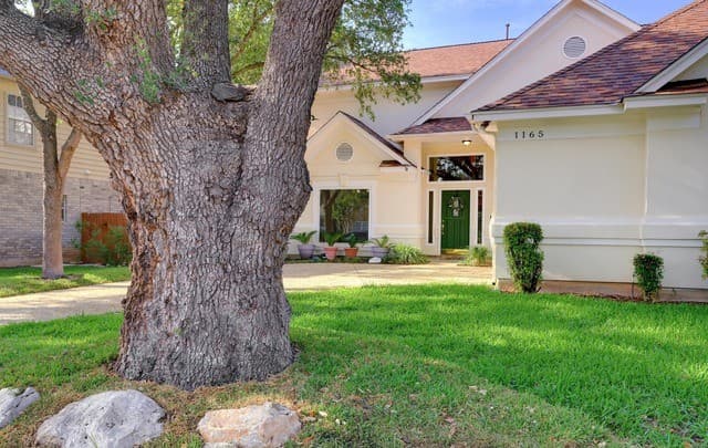 5-bedroom rental at 1165 Mesa Blanca in San Antonio, TX — photo 3