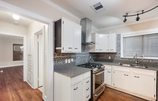 3-bedroom rental at 167 E Edgewood Pl in San Antonio, TX — photo 4