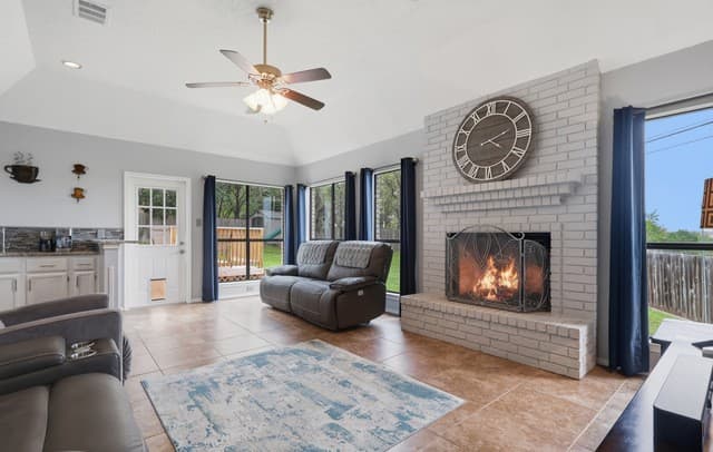4-bedroom rental at 17914 Winter Hill in San Antonio, TX — photo 4