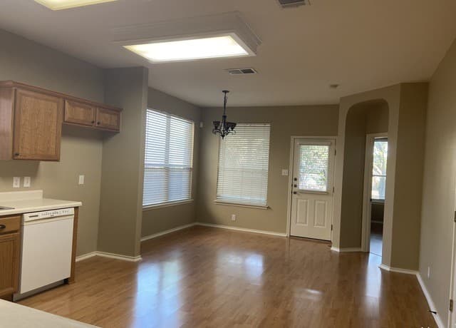 3-bedroom rental at 8642 Tioga Pass in Helotes, TX — photo 2