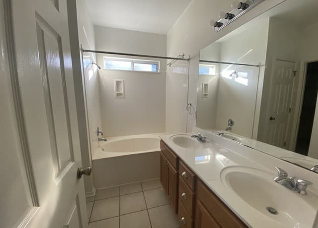 3-bedroom rental at 8642 Tioga Pass in Helotes, TX — photo 4