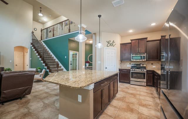 5-bedroom rental at 3109 Howling Wolf in San Antonio, TX — photo 4