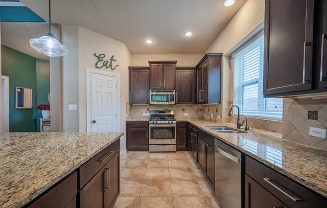 5-bedroom rental at 3109 Howling Wolf in San Antonio, TX — photo 5