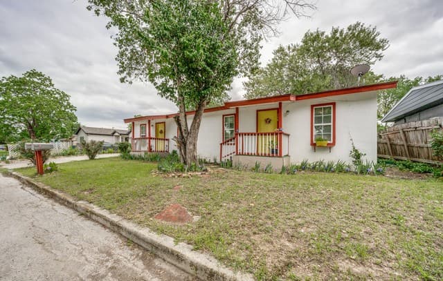rental at 306 E Lindbergh Blvd in Universal City, TX — photo 4