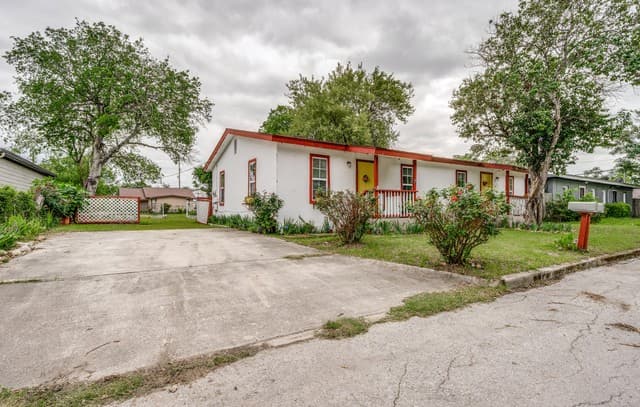 rental at 306 E Lindbergh Blvd in Universal City, TX — photo 5