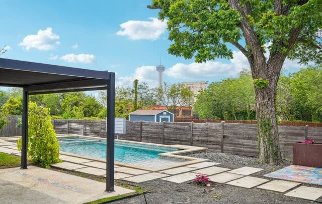 3-bedroom rental at 624 Dawson in San Antonio, TX — photo 1