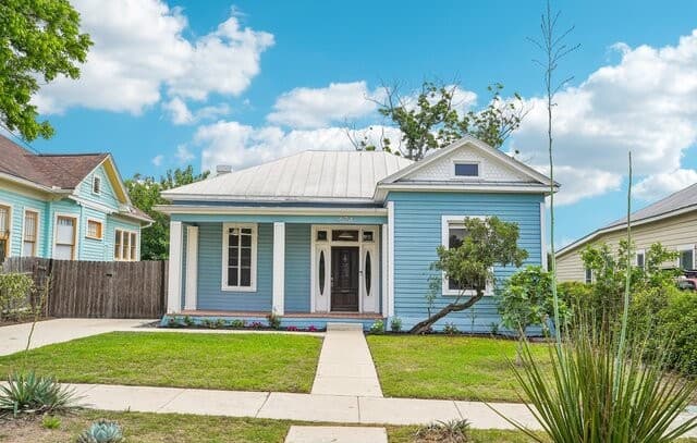 3-bedroom rental at 624 Dawson in San Antonio, TX — photo 2