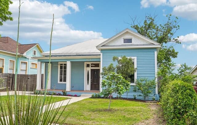 3-bedroom rental at 624 Dawson in San Antonio, TX — photo 3