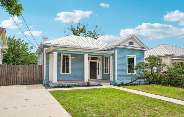 3-bedroom rental at 624 Dawson in San Antonio, TX — photo 4