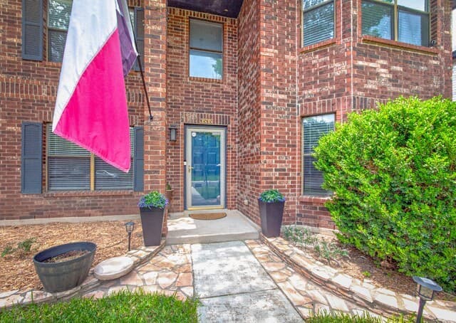 5-bedroom rental at 3535 Elk Cliff Pass Dr in San Antonio, TX — photo 2