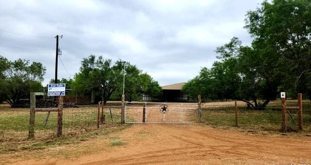 rental at 1848 County Road 2557 in Moore, TX — photo 2