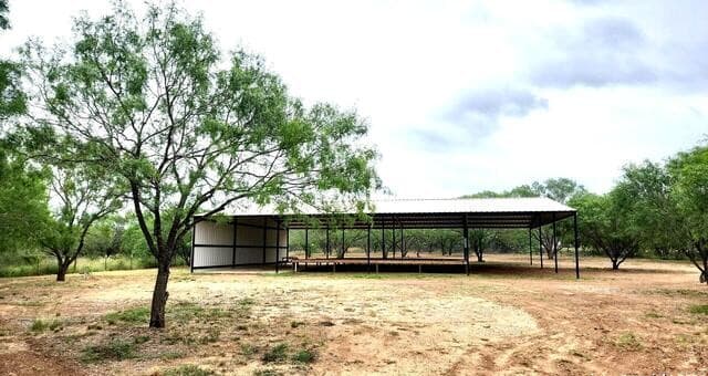rental at 1848 County Road 2557 in Moore, TX — photo 3