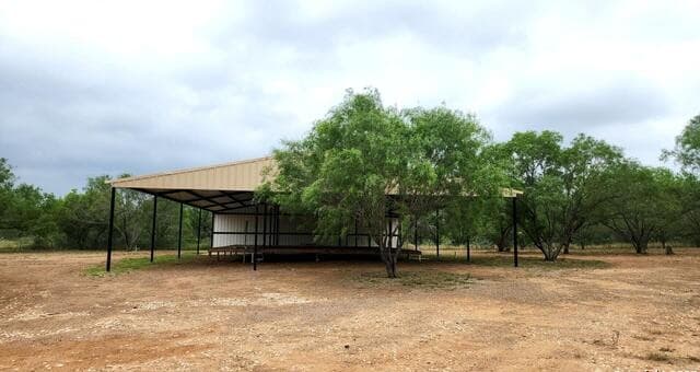 rental at 1848 County Road 2557 in Moore, TX — photo 4