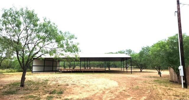 rental at 1848 County Road 2557 in Moore, TX — photo 5