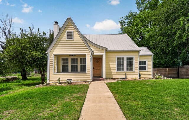 3-bedroom rental at 517 W Hollywood in San Antonio, TX — photo 1