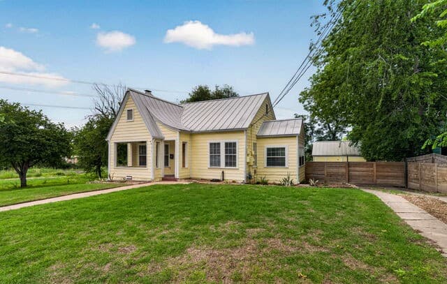 3-bedroom rental at 517 W Hollywood in San Antonio, TX — photo 2
