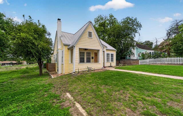 3-bedroom rental at 517 W Hollywood in San Antonio, TX — photo 3