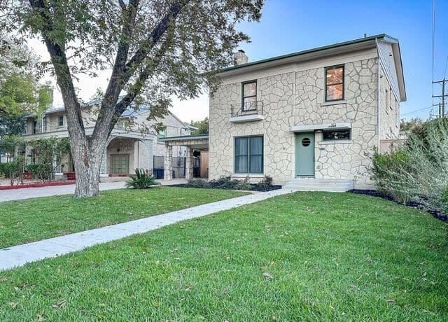 4-bedroom rental at 102 Luther Dr in Olmos Park, TX — photo 1