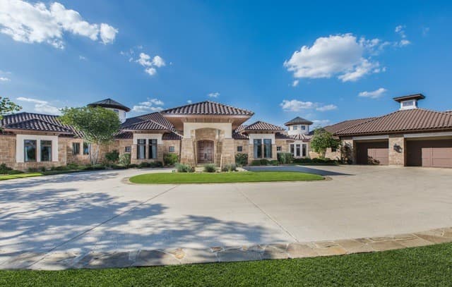 4-bedroom rental at 2428 Clubs in Boerne, TX — photo 2