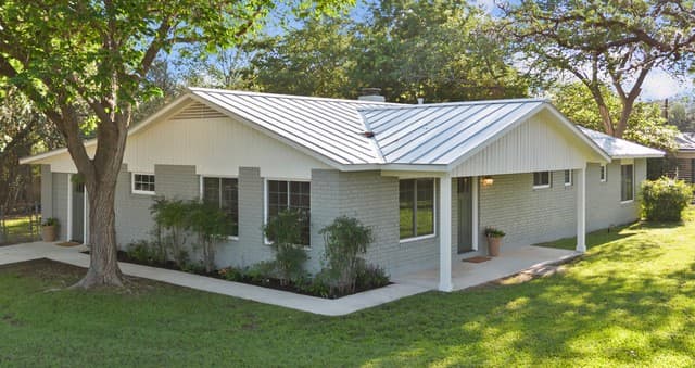 4-bedroom rental at 404 Oak Park Dr in Boerne, TX — photo 2