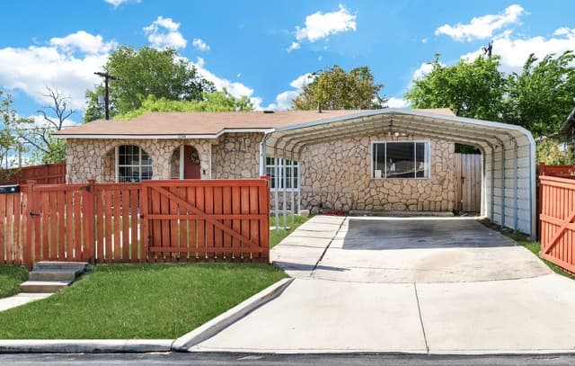 3-bedroom rental at 538 Golden Crown Dr in San Antonio, TX — photo 2
