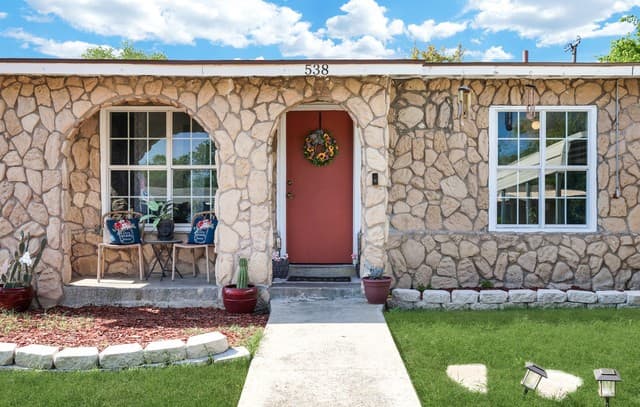 3-bedroom rental at 538 Golden Crown Dr in San Antonio, TX — photo 3