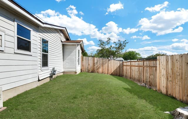 3-bedroom rental at 538 Golden Crown Dr in San Antonio, TX — photo 5
