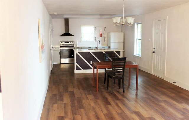 3-bedroom rental at 1006 Division Ave in San Antonio, TX — photo 4