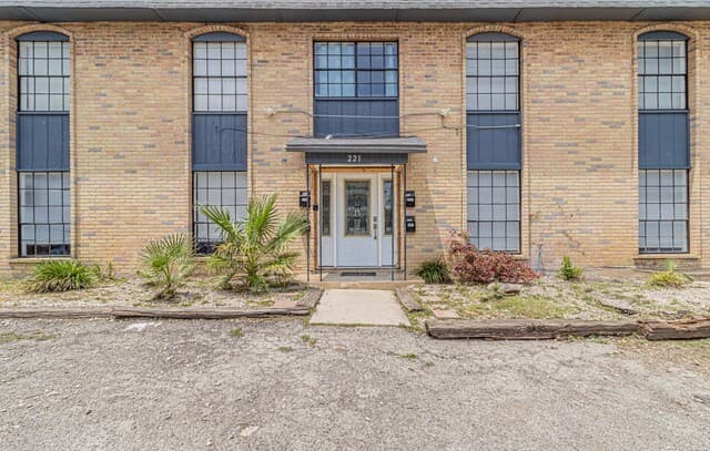 2-bedroom rental at 221 E Craig Pl in San Antonio, TX — photo 3