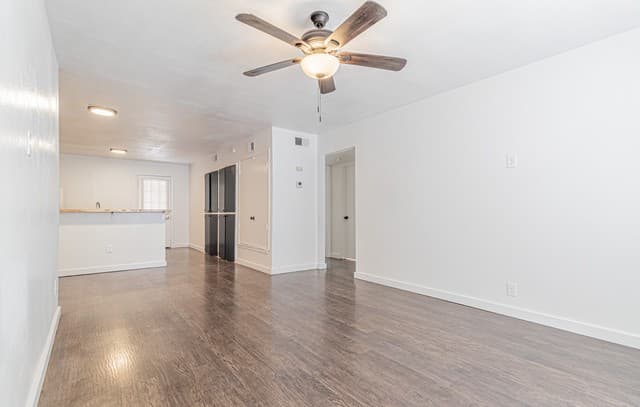2-bedroom rental at 221 E Craig Pl in San Antonio, TX — photo 5