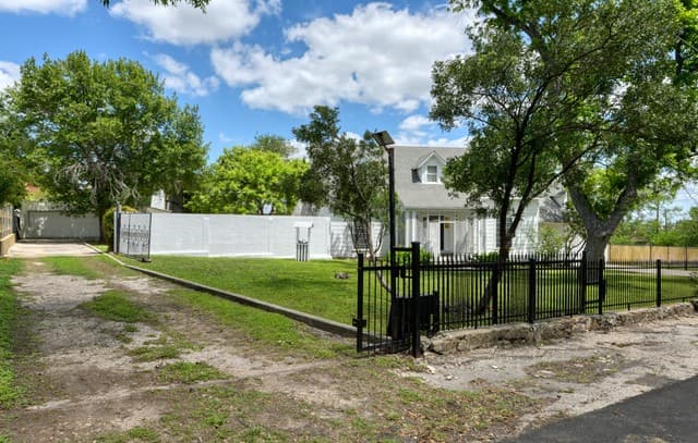 5-bedroom rental at 110 Sunrise Dr. in San Antonio, TX — photo 2