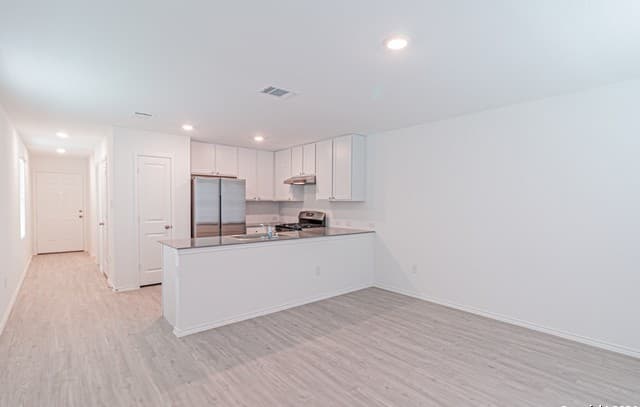3-bedroom rental at 7627 Parish Pl in San Antonio, TX — photo 2