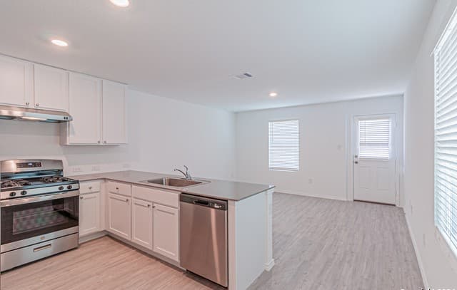 3-bedroom rental at 7627 Parish Pl in San Antonio, TX — photo 3