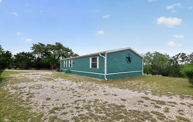 2-bedroom rental at 1721 Lakeshore Dr N in Bandera, TX — photo 2