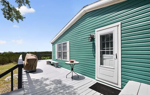 2-bedroom rental at 1721 Lakeshore Dr N in Bandera, TX — photo 3